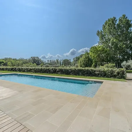 Holiday home Mas Des Flaux Beautiful Authentic House With Tennis Court *